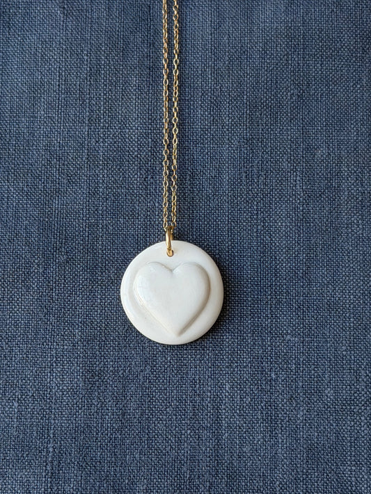 Colgante con CORAZÓN en relieve blanco