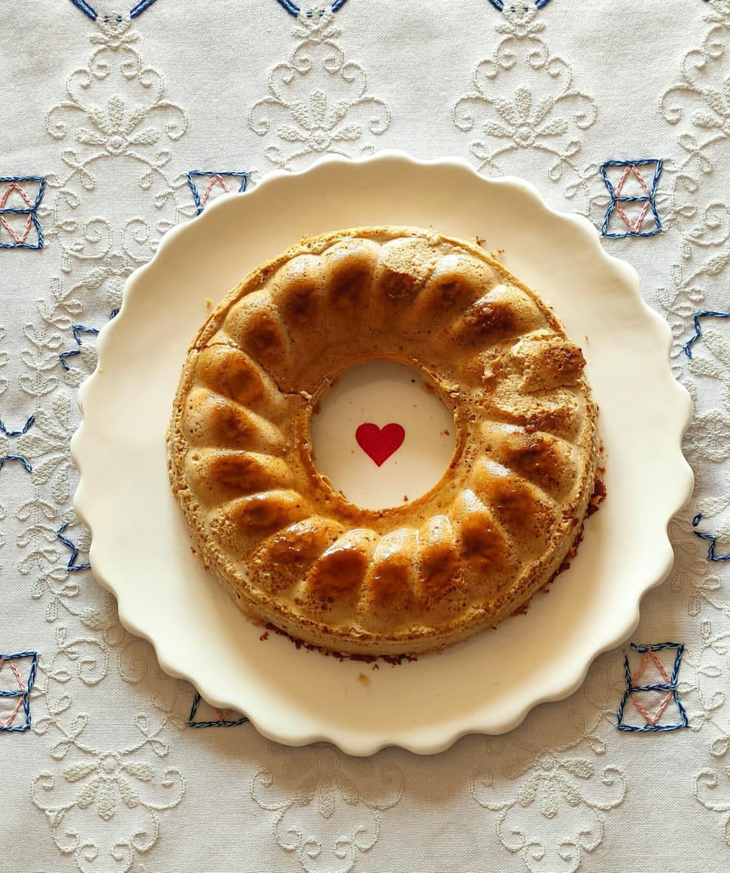 Plato grande con corazón pintado a mano