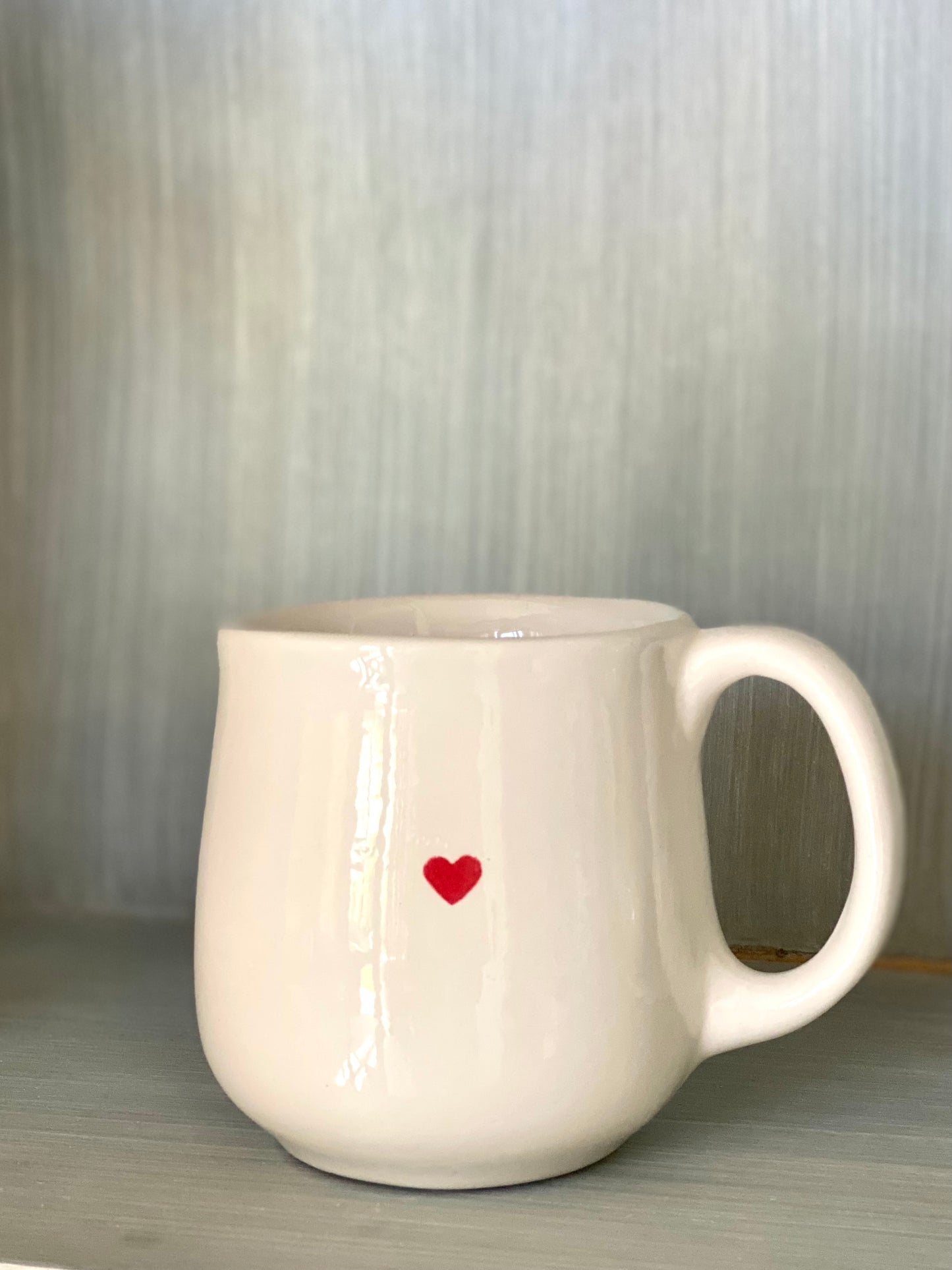 Taza con corazón rojo pintado a mano